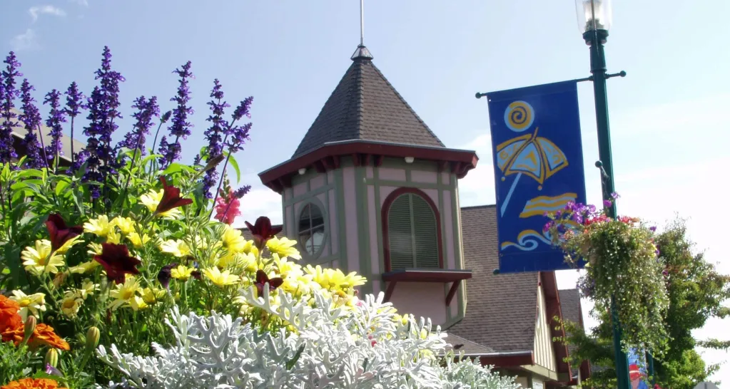 Qualicum Beach street banner program to showcase local artists
